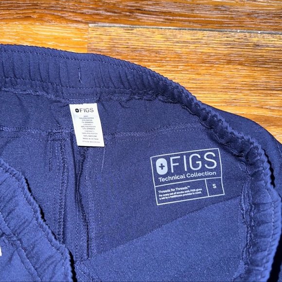 LIKE NEW Figs Women’s Scrubs Joggers Pants - Picture 4 of 4